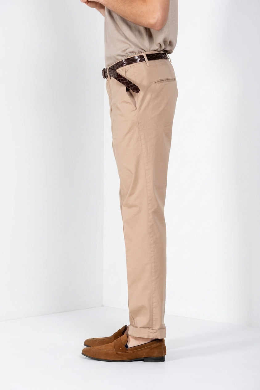 Boston pantalón chino hombre en twill ligero stretch relaxed fit