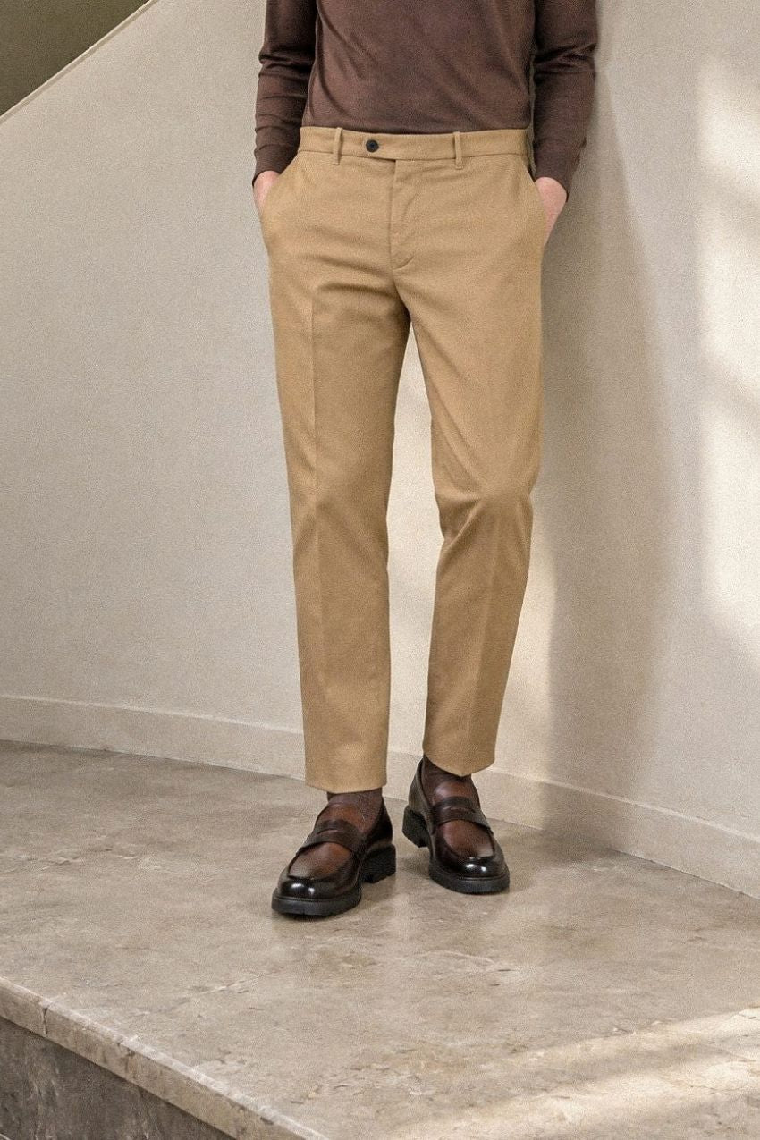 Paris pantalón chino de hombre en tricotina stretch carrot fit ①