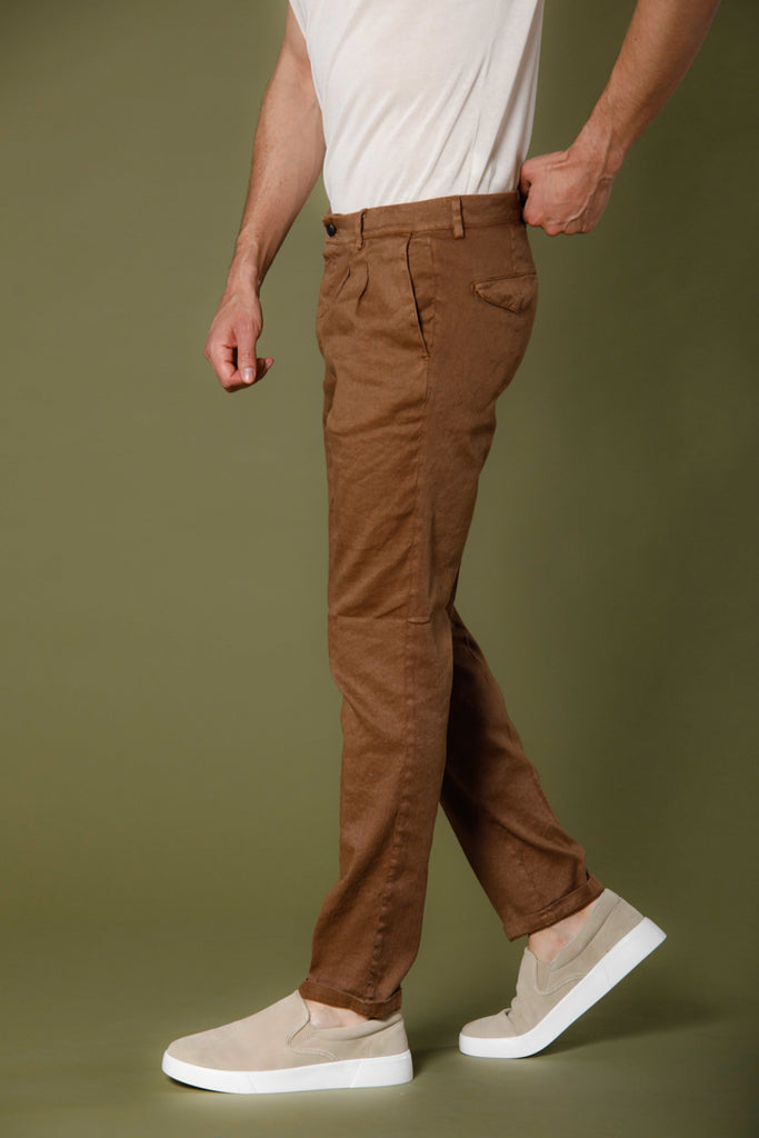 Immagine 2 di pantalone chino uomo in twill di lino e cotone color bruciato modello Amalfi 2 Pinces di Mason's