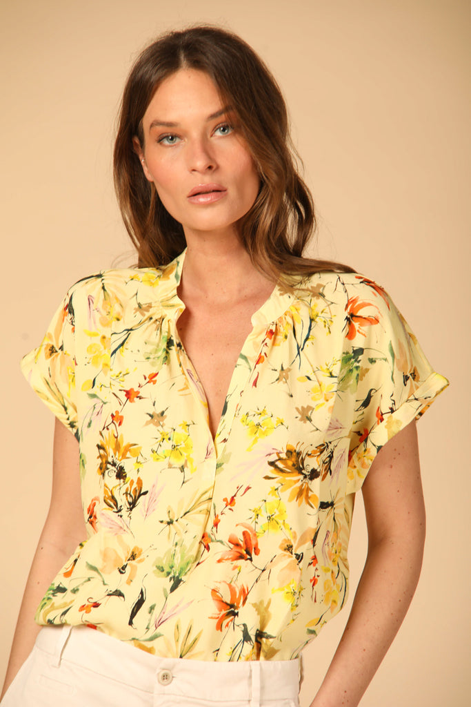 immagine 1 di camicia donna modello Adele MM colore giallino pattern fiore 