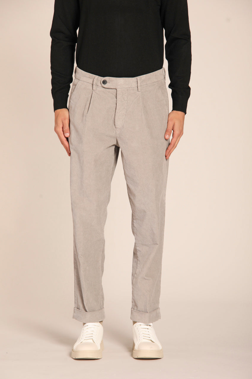 immagine 1 di pantalone chino uomo, modello Boston 1 Pinces, di colore grigio, in velluto, fit relaxed di Mason's