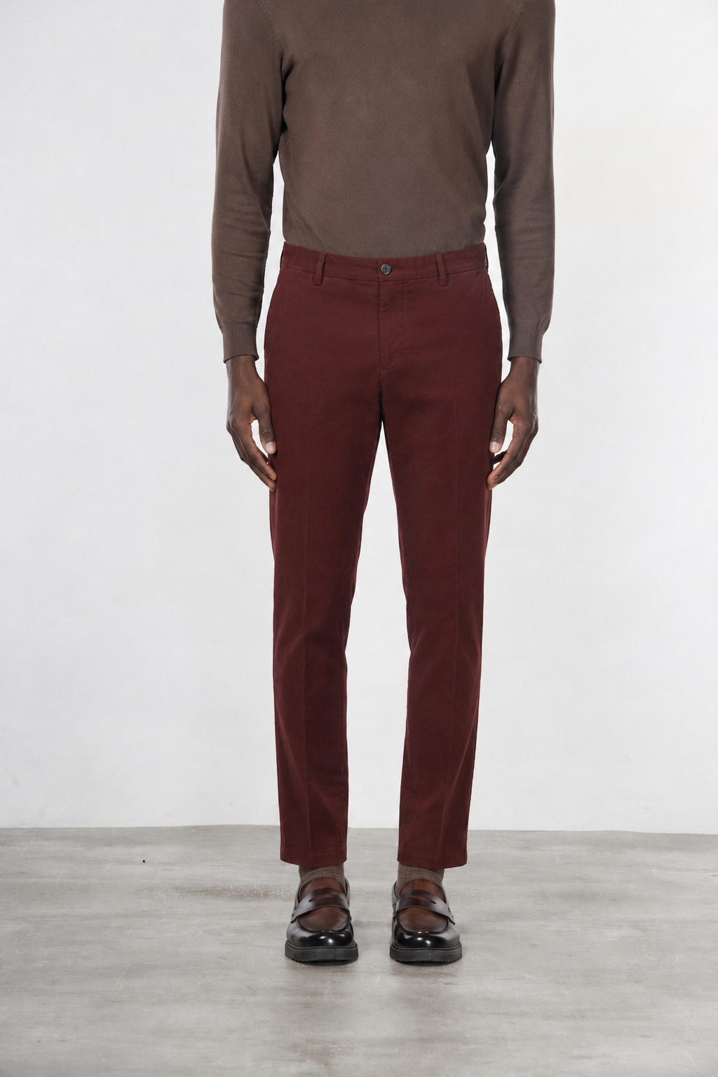 Milano pantalón chino hombre en gabardina stretch, corte extra slim ①