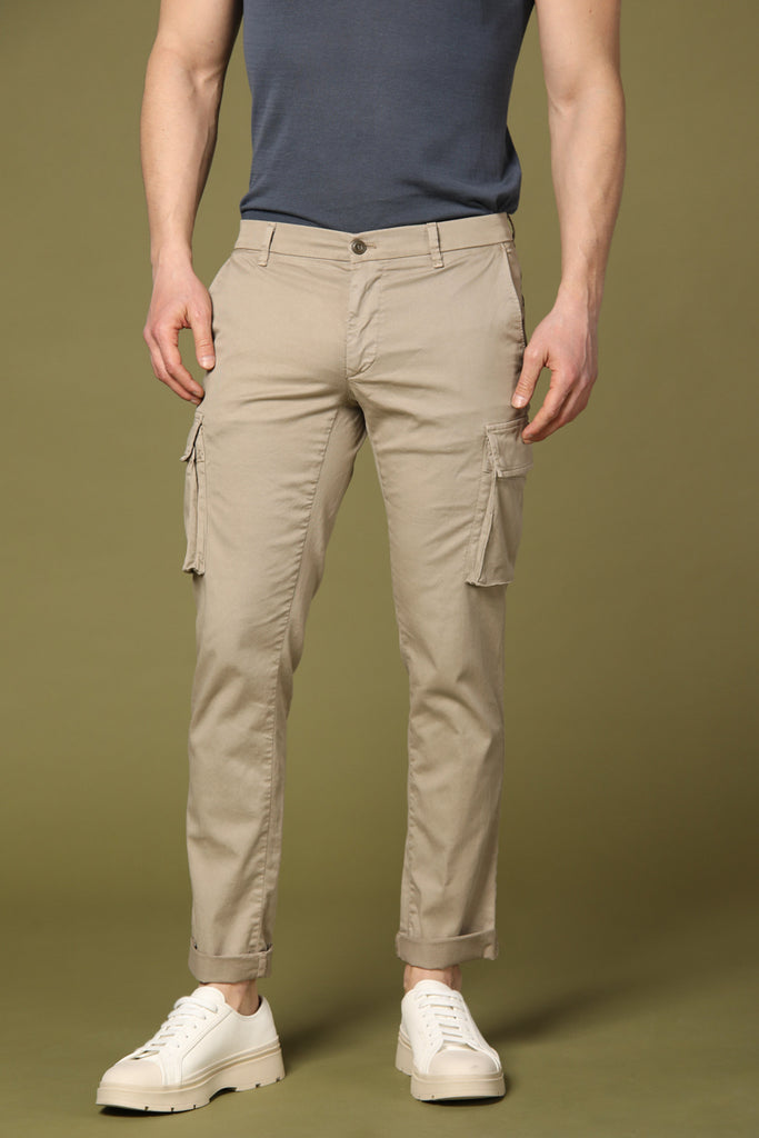 immagine 1 di pantalone cargo uomo modello Chile City in stucco chiaro regular fit di Mason's