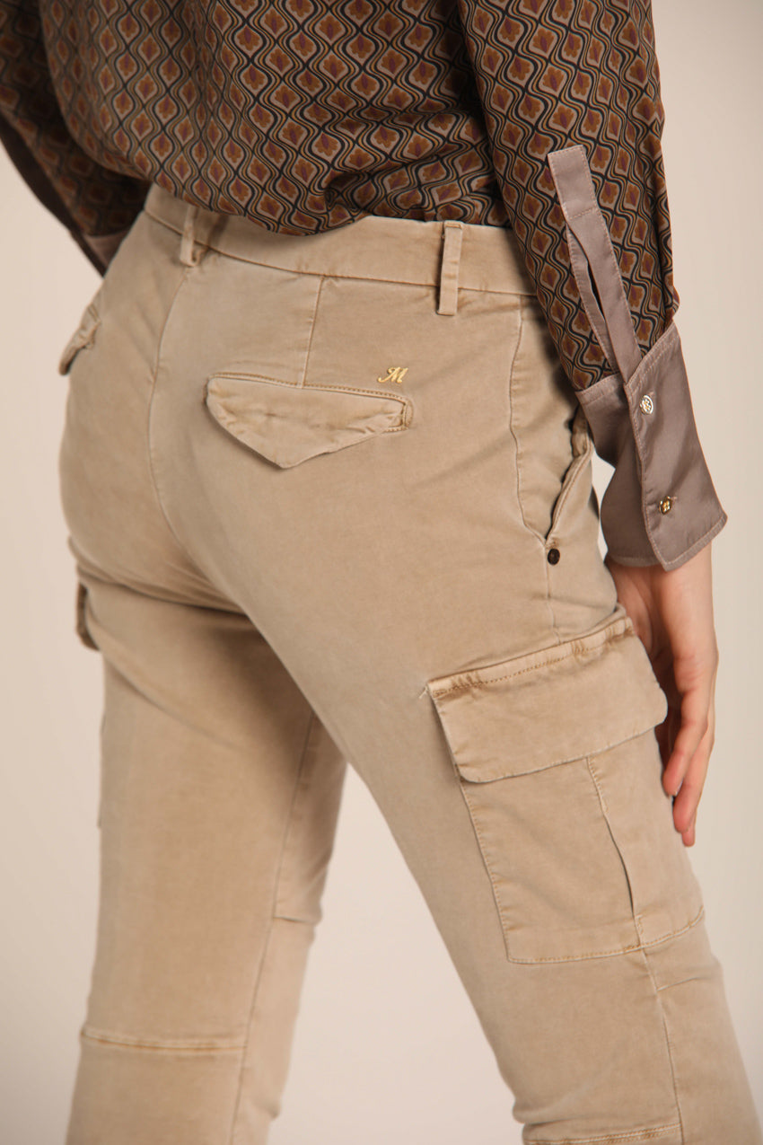 immagine 3 di pantalone cargo donna modello Chile City, di colore biscotto, in raso, fit curvy di mason's