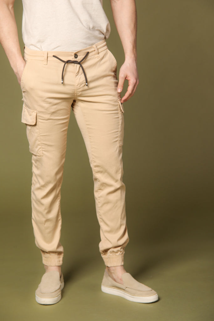 immagine 1 di pantalone cargo uomo modello Chile Elax colore kaki scuro fit extra slim di Mason's