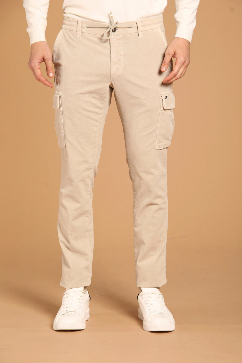 immagine 1 di pantalone cargo uomo, modello Chile Jogger di colore ghiaccio, extra slim fit di mason's