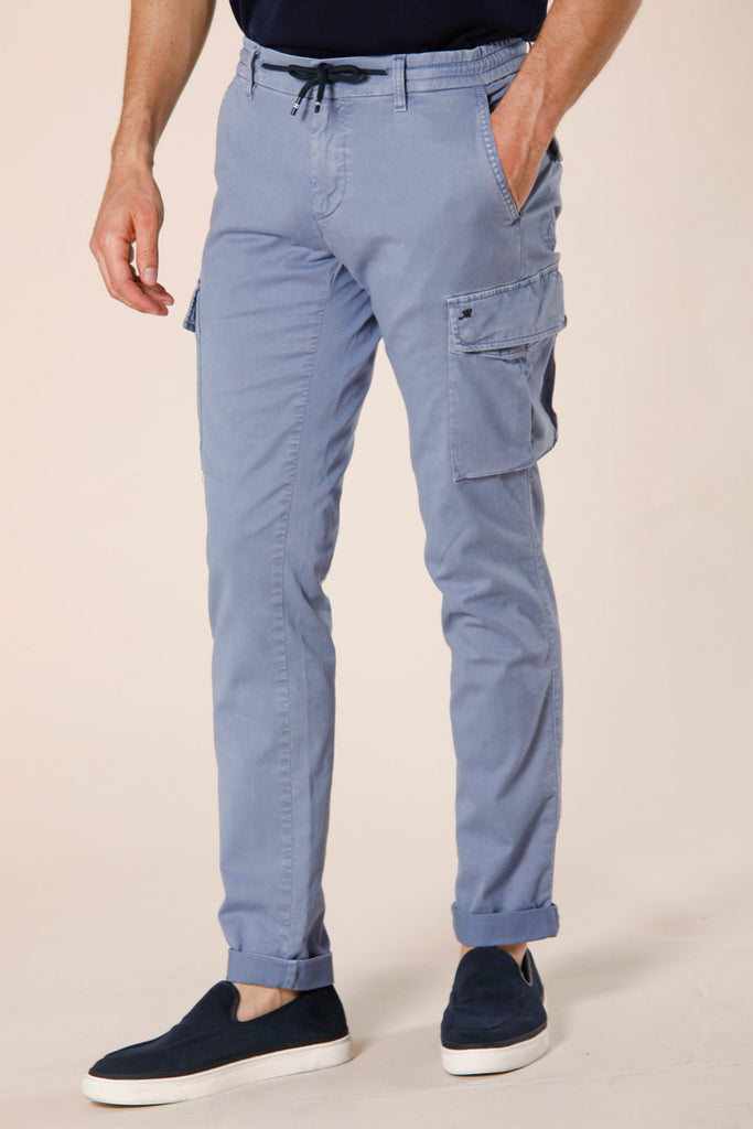 immagine 1 di pantaloni uomo in tencel e cotone modello Chile Jogger colore azzurro extra slim di Mason's