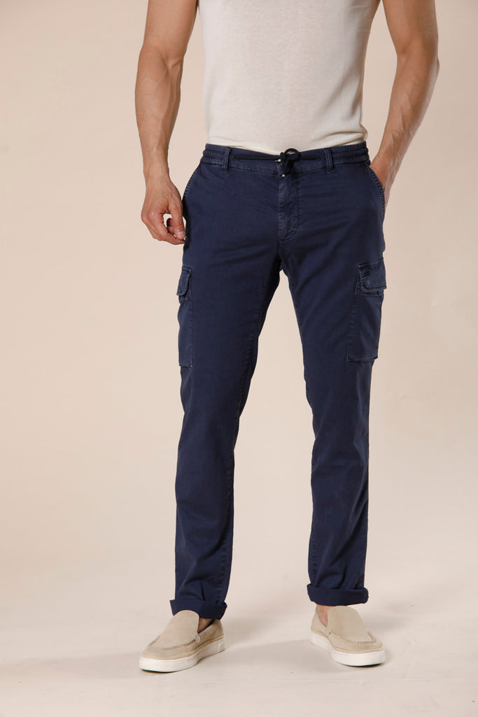 immagine 1 di pantaloni uomo in tencel e cotone modello Chile Jogger colore blue navy extra slim di Mason's