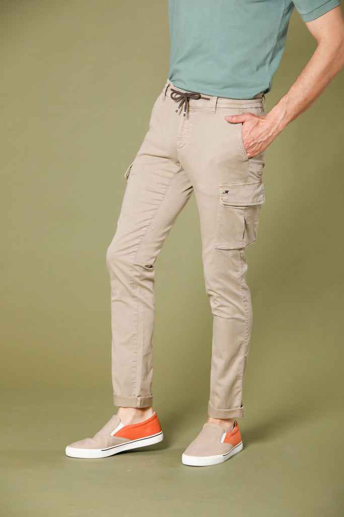 immagine 1 di pantaloni uomo in tencel e cotone modello Chile Jogger colore stucco scuro extra slim di Mason's