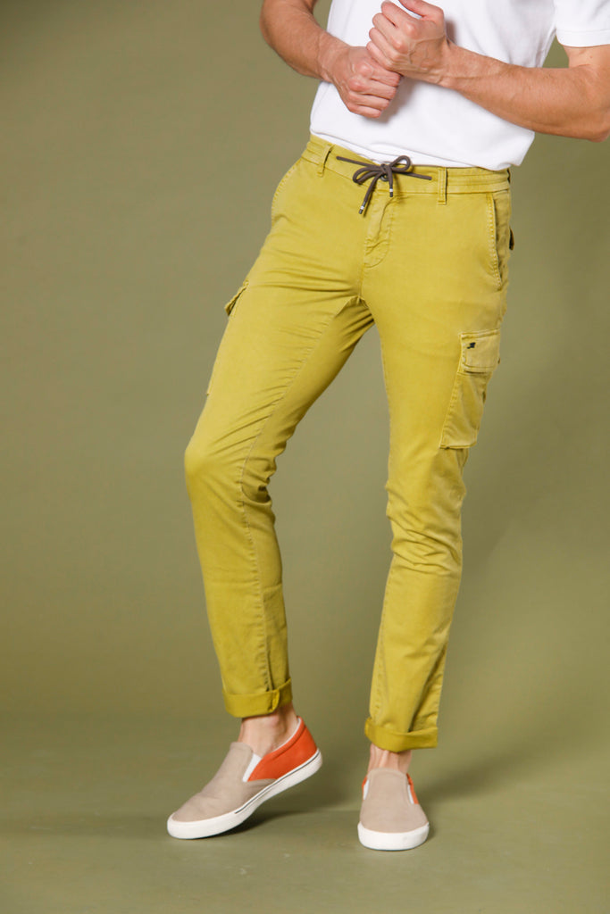 immagine 1 di pantaloni uomo in tencel e cotone modello Chile Jogger colore verde lime extra slim di Mason's