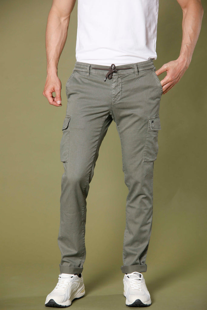 immagine 1 di pantaloni uomo in tencel e cotone modello Chile Jogger colore verde militare extra slim di Mason's