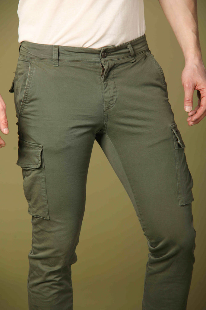 immagine 1 di pantalone cargo uomo modello Chile in verde fit extra slim di Mason's