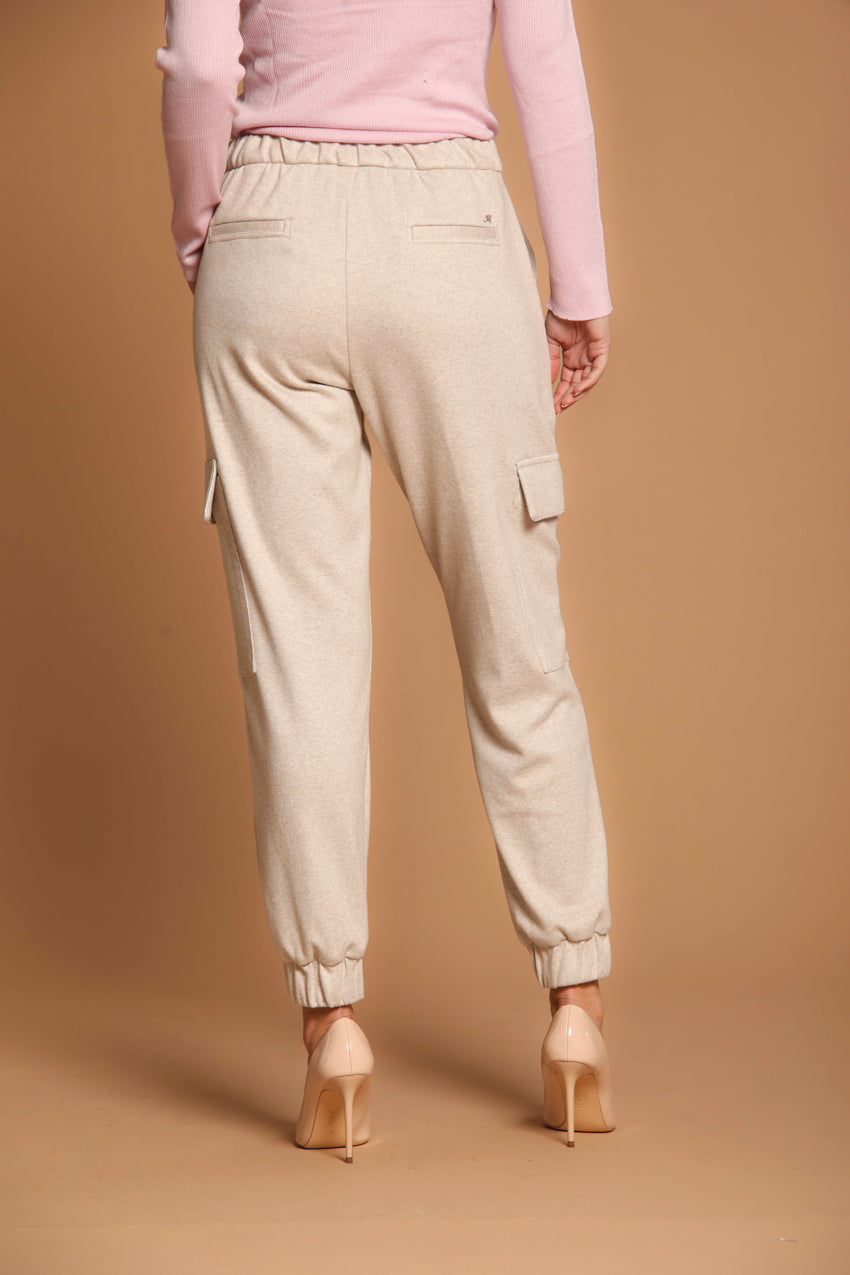 immagine 4 di pantalone cargo donna, modello Easy Cargo di colore beige, fit relaxed di mason's