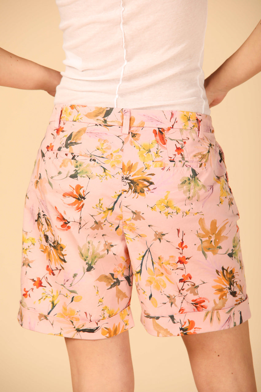 Image 4 of women's chino Bermuda shorts, Jaqueline Curvie model, in lilac with floral pattern, curvy fit by Mason's.