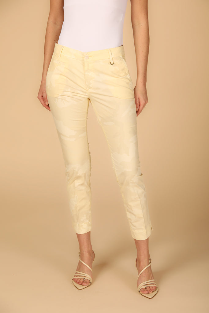 immagine 1 di pantaloni capri chino donna modello Jaqueline Curvie camouflage colore giallo fit curvy di Mason's