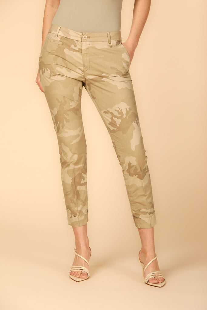 immagine 1 di pantaloni capri chino donna modello Jaqueline Curvie camouflage colore marroncino fit curvy di Mason's