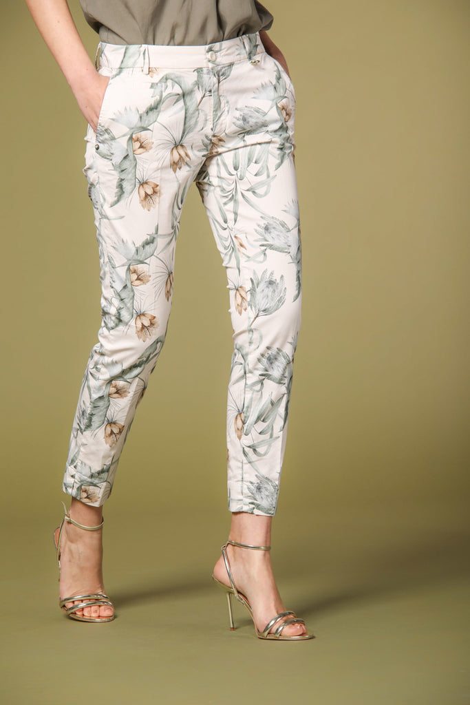 immagine 1 di pantalone capri chino donna modello Jaqueline Curvie stampa floreale colore bianco fit curvy di Mason's