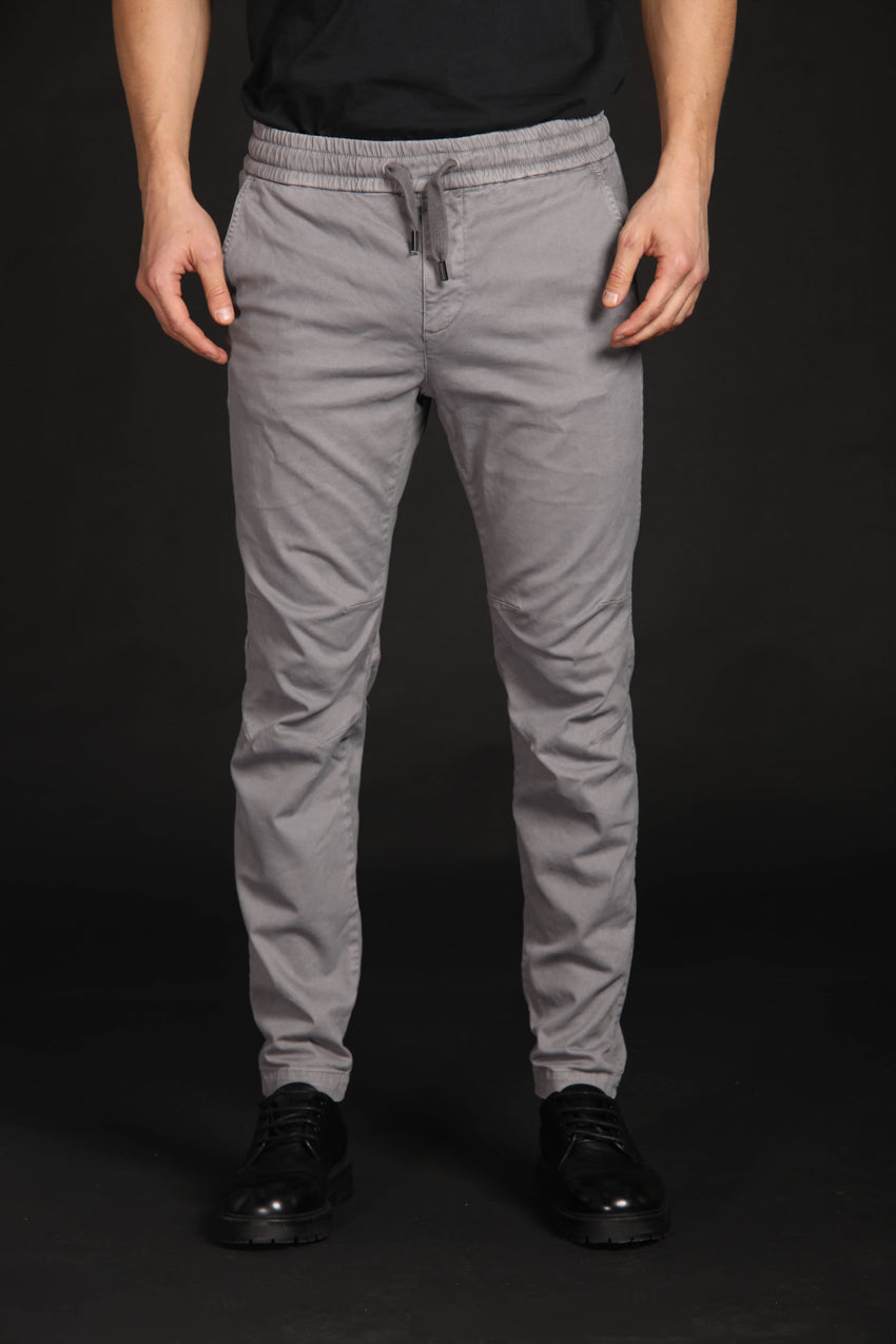 immagine 1 di pantalone chino uomo modello John Sack di colore grigio, carrot fit di Mason's