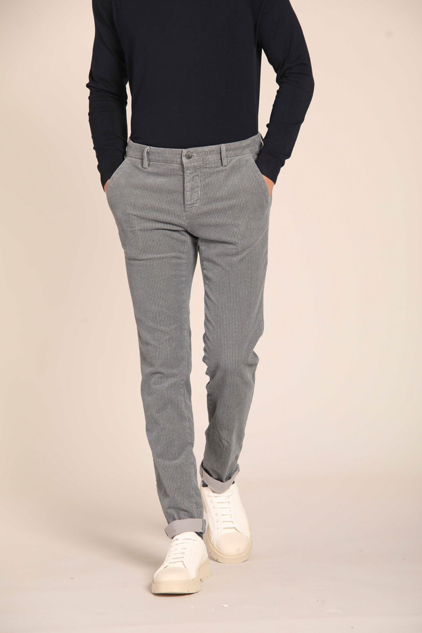 immagine 2 di pantalone chino uomo, con fantasia pied de poul, modello Milano City String, di colore grigio con fit extra slim di Mason's