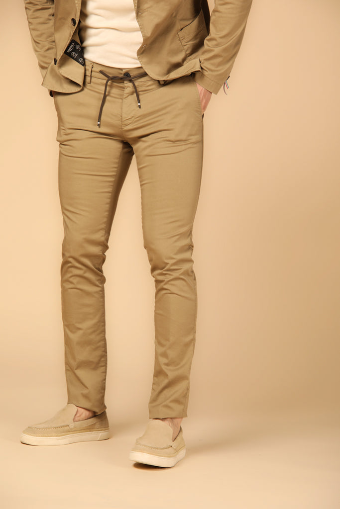 immagine 1 di pantalone chino jogger uomo modello Milano Jogger Travel, colore  kaki , fit extra slim di Mason's