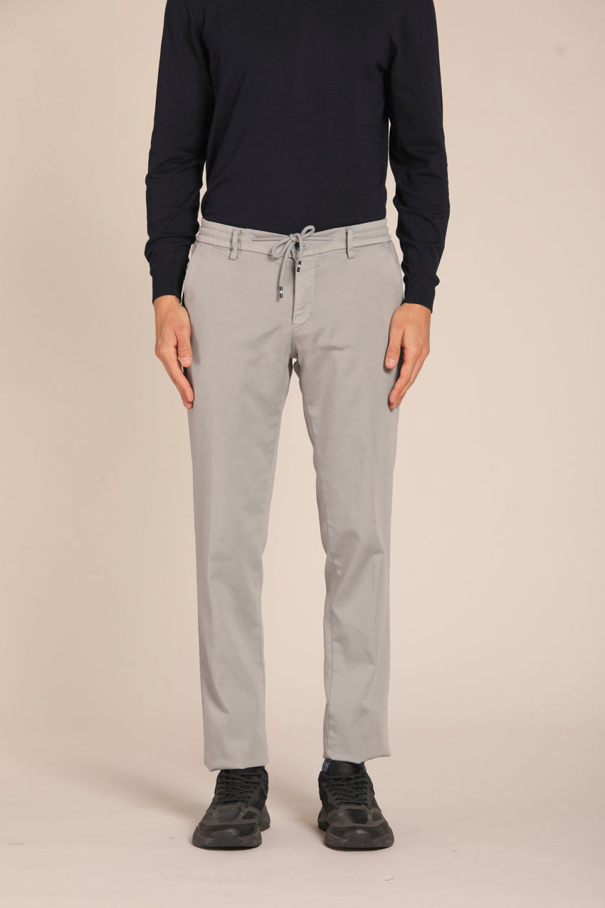 immagine 1 di pantalone chino jogger uomo modello Milano Travel di colore grigio, fit extra slim di Mason's 