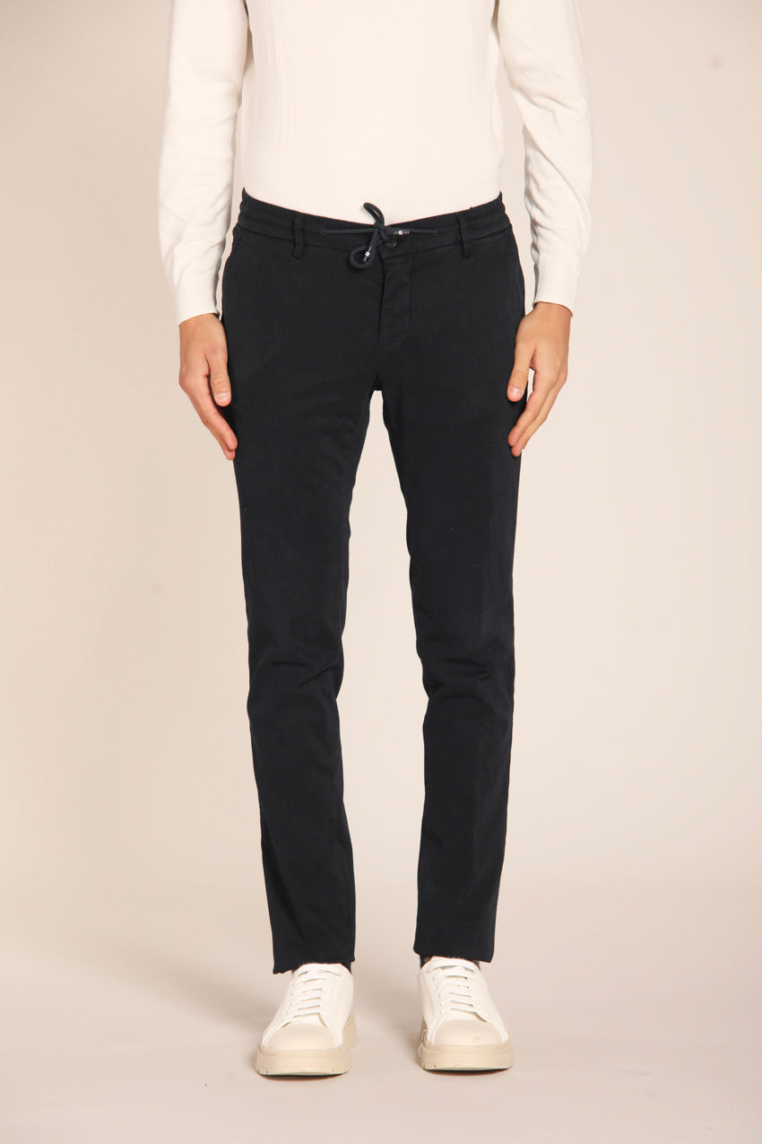 immagine 1 di pantalone chino uomo, modello Milano Jogger, di colore blu navy, fit extra slim di mason's