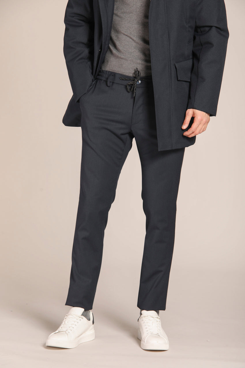 immagine 2 di pantalone chino uomo, modello Milano Jogger di colore blu scuro, fit extra slim di mason's