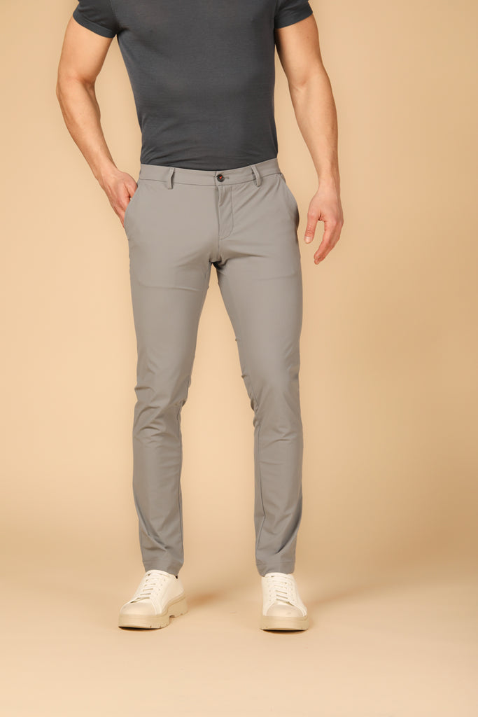 immagine 1 di pantalone chino jogger uomo modello Milano Style Dynamic in grigio chiaro fit extra slim di Mason's