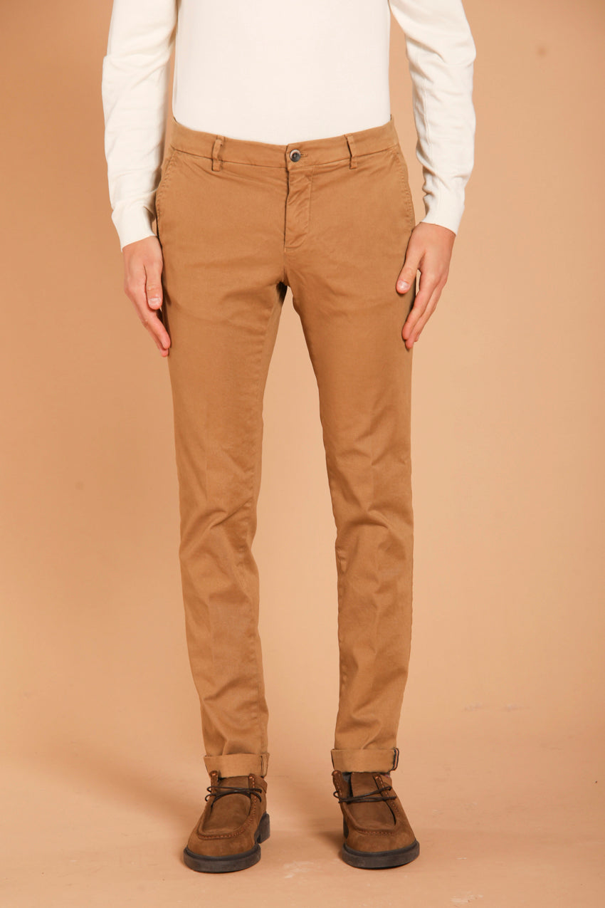 immagine 1 di pantalone chino uomo modello Milano Style in gabardina stretch, di colore biscotto, fit extra slim di Mason's