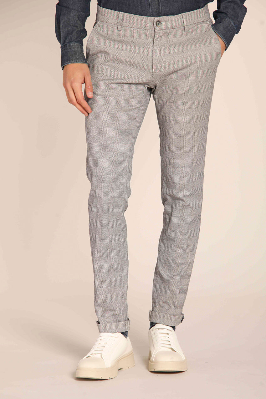 immagine 1 di pantalone chino uomo modello Milano Style con pattern galles sfumato, di colore stucco, fit slim di Mason's