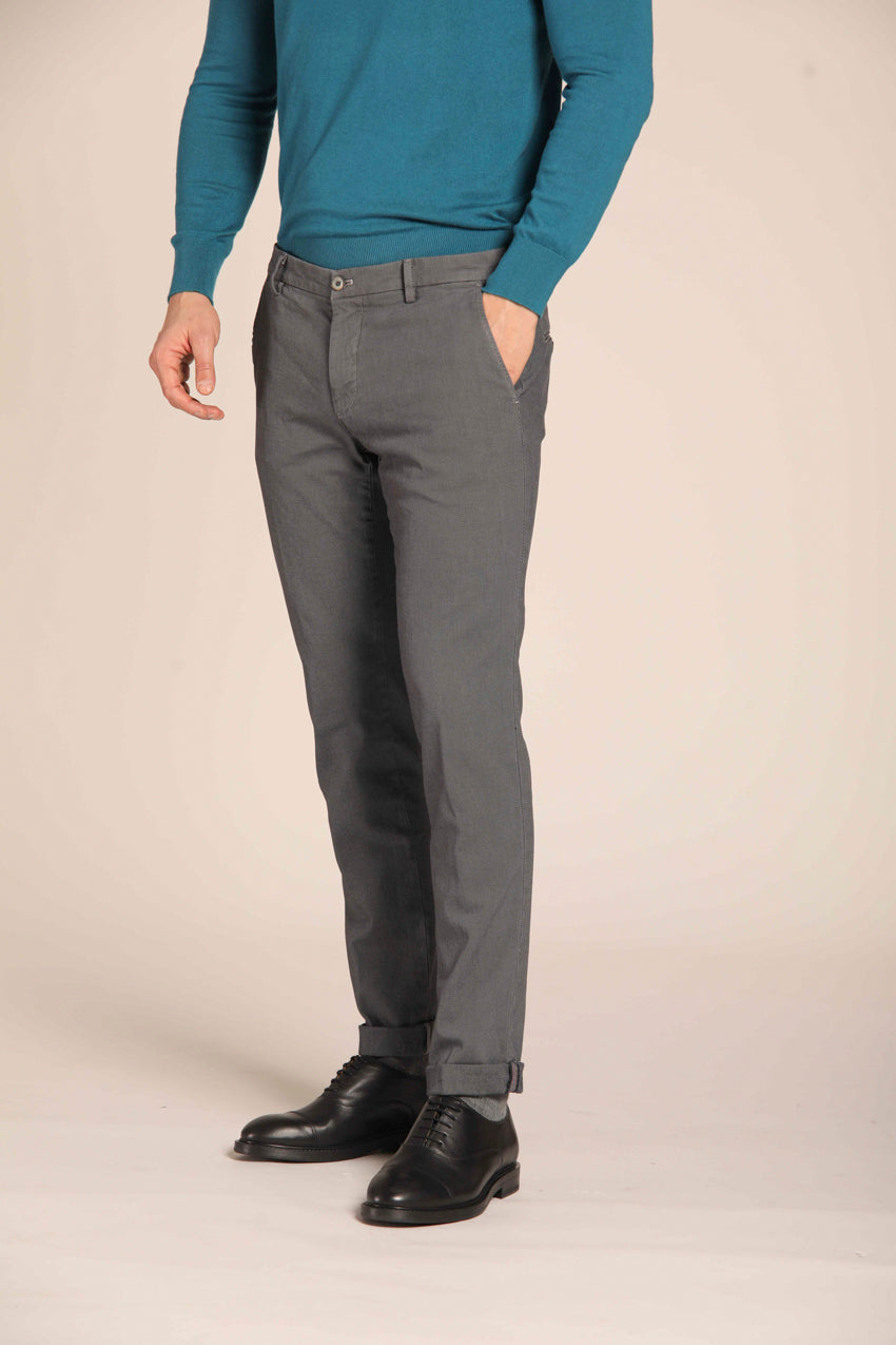 immagine 3 di pantalone chino uomo, modello Milano Style, pattern occhio di pernice, di colore grigio scuro, fit extra slim di mason's