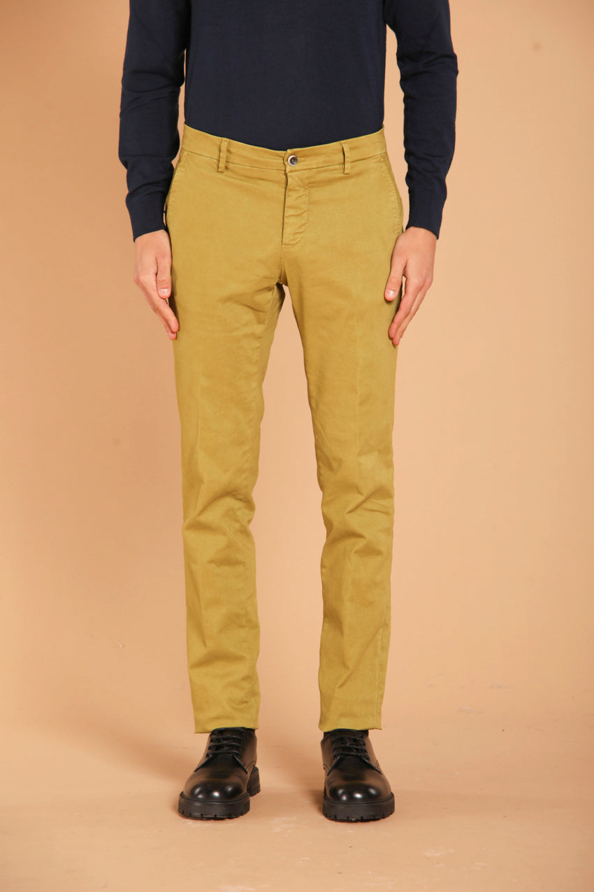 immagine 1 di pantalone chino uomo modello Milano Style di colore verde acido, fit extra slim di Mason's