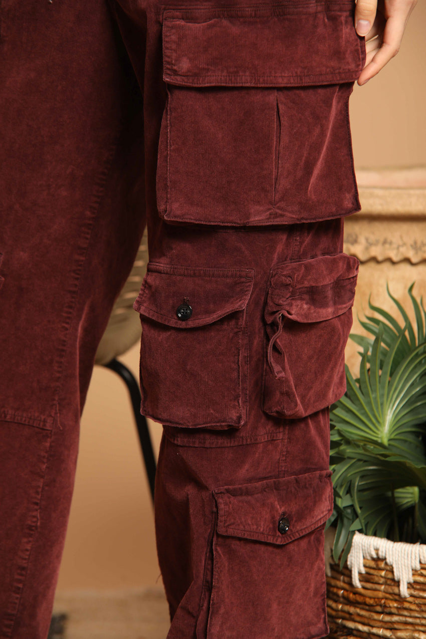 immagine 4 di pantalone cargo odnna, modello New Hunter, di colore bordeaux, fit straight di mason's