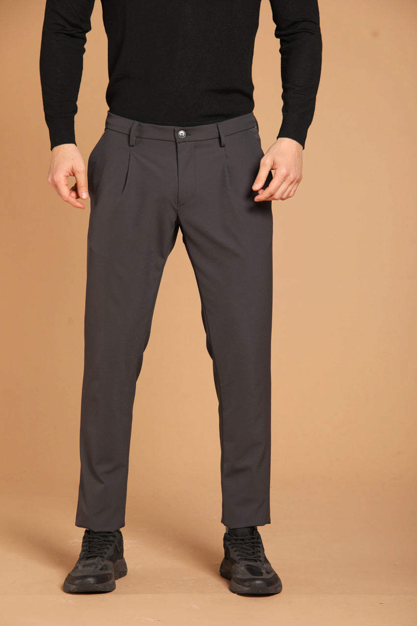 immagine 1 di pantalone chino uomo modello New York 1Pinces Office, di colore grigio scuro, fit regular di Mason's