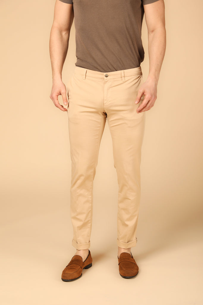 immagine 1 di pantaloni chino uomo modello New York City di colore kaki scuro, regular fit di Mason's