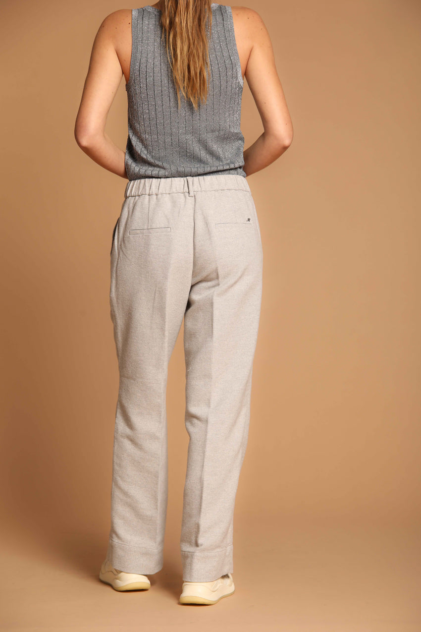 immagine 4 di pantalone chino donna, modello New York Cozy Straight, di colore grigio, fit straight di mason's