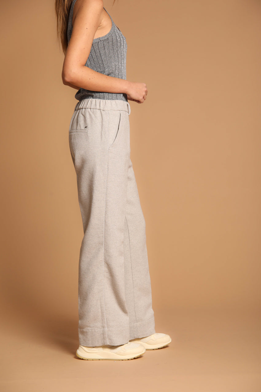 immagine 2 di pantalone chino donna, modello New York Cozy Straight, di colore grigio, fit straight di mason's