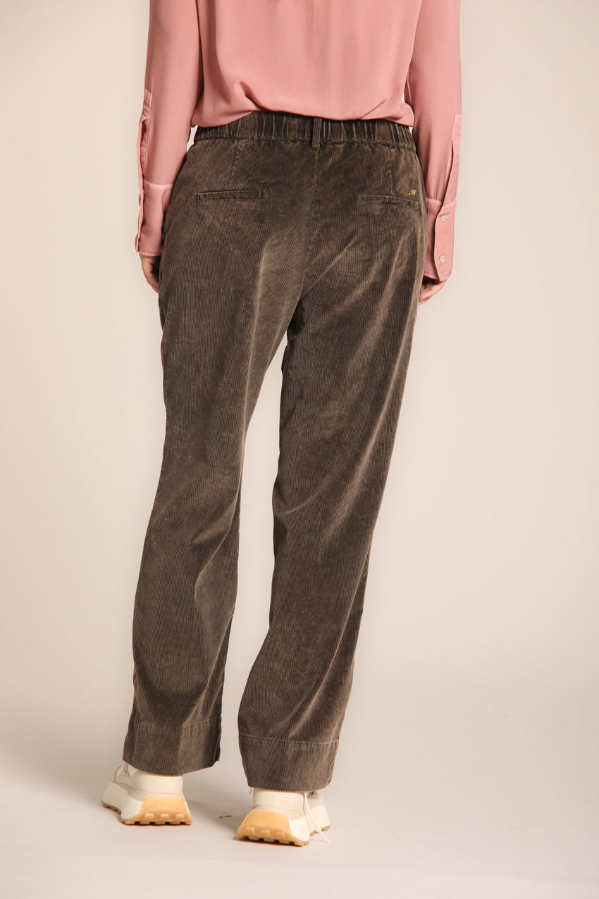 immagine 4 di pantalone chino donna, modello New York Straight, di colore marrone, in velluto coste, fit straight di mason's