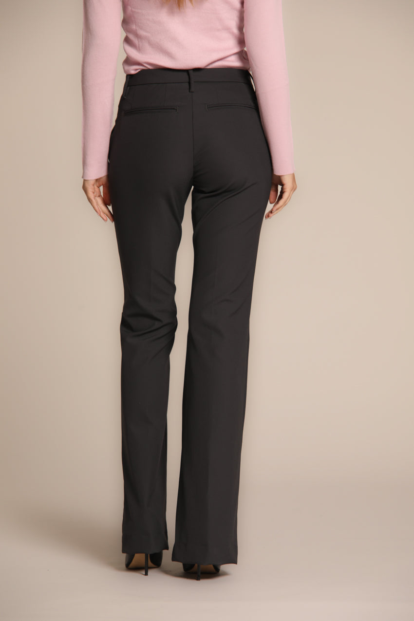 immagine 4 di pantalone chino donna, modello New York Flare, di colore grigio, fit slim di mason's