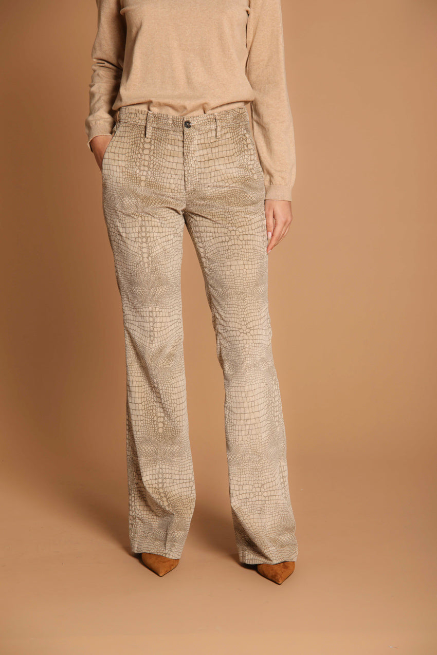 immagine 1 di pantalone chino donna, modello New York Flare con stampa coccodrillo, di colore sabbia, fit slim di mason's