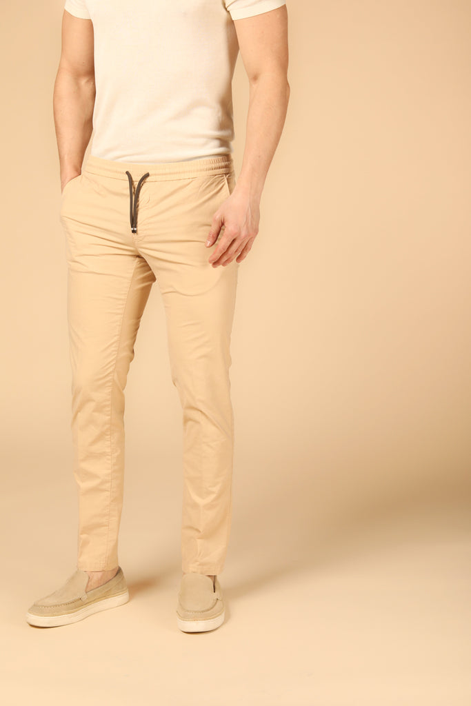immagine 1 di pantalone chino jogger uomo modello New York Sack in kaki scuro fit regular di Mason's