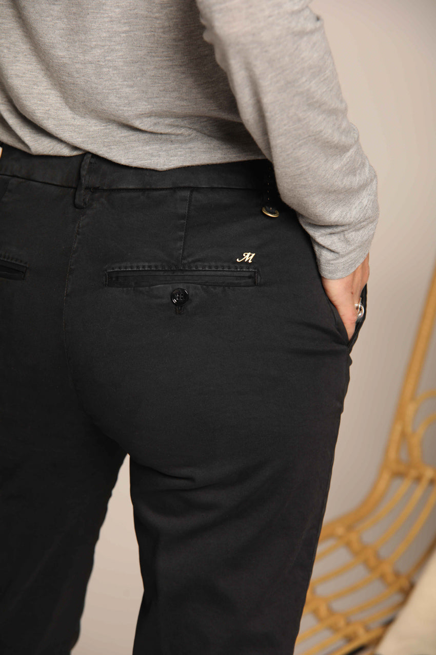 immagine 3 di pantalone chino odnna, modello New York Slim, di colore nero, in raso, fit slim di Mason's