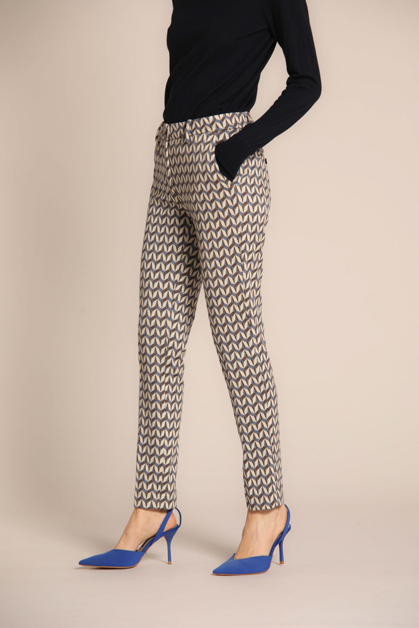 immagine 3 di pantalone chino donna, modello New York Slim, di colore blu navy con pattern geometrico, fit slim di Mason's