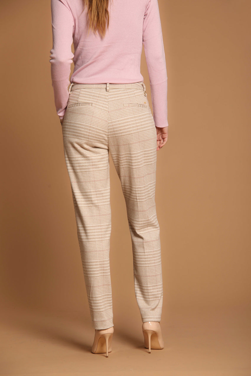 immagine 4 di pantalone chino donna, modello New York, di colore beige, con pattern galles, fit regular di mason's