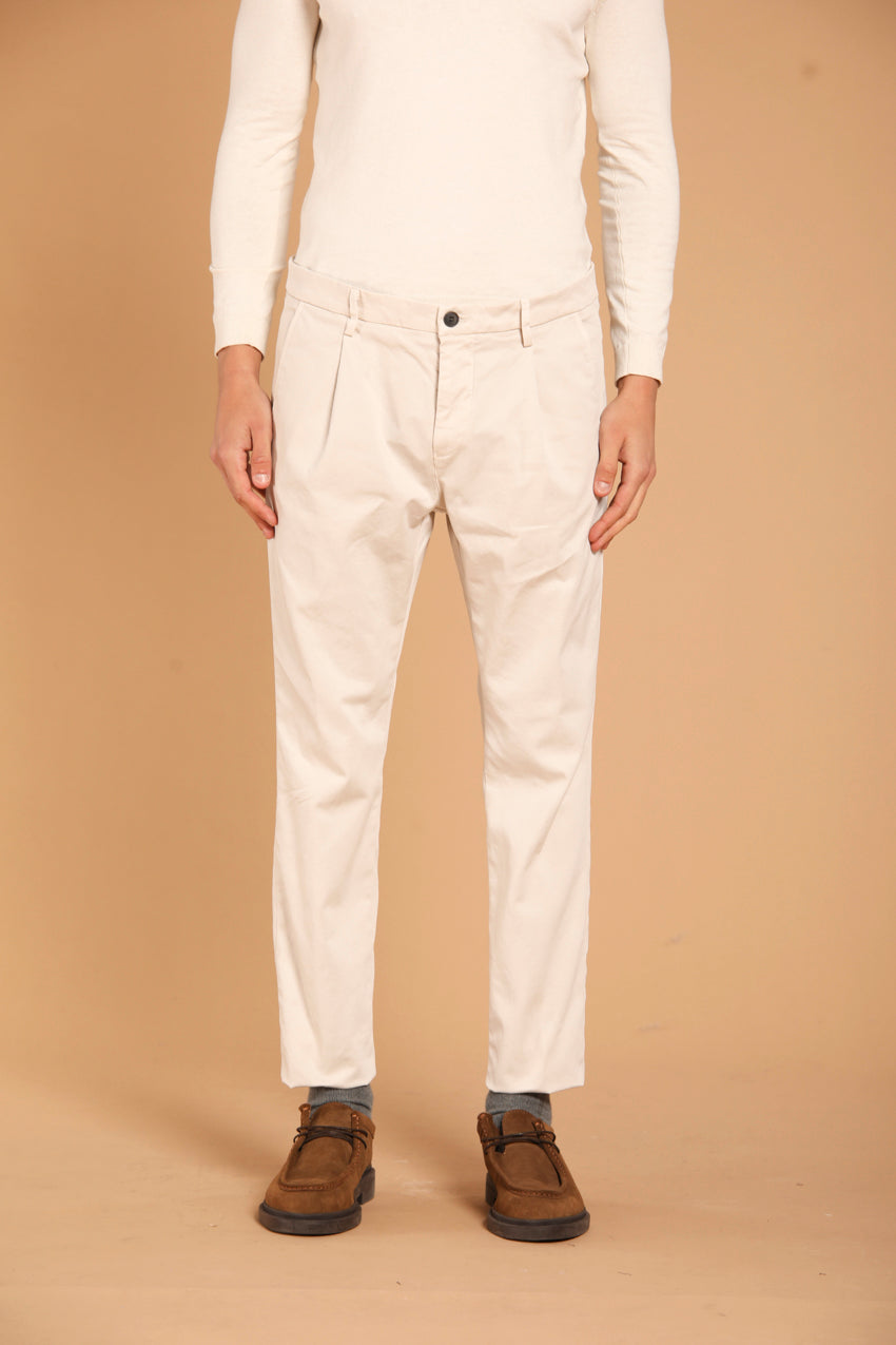 immagine 1 di pantalone chino uomo modello Osaka 1Pinces, di colore stucco, fit carrot di Mason's