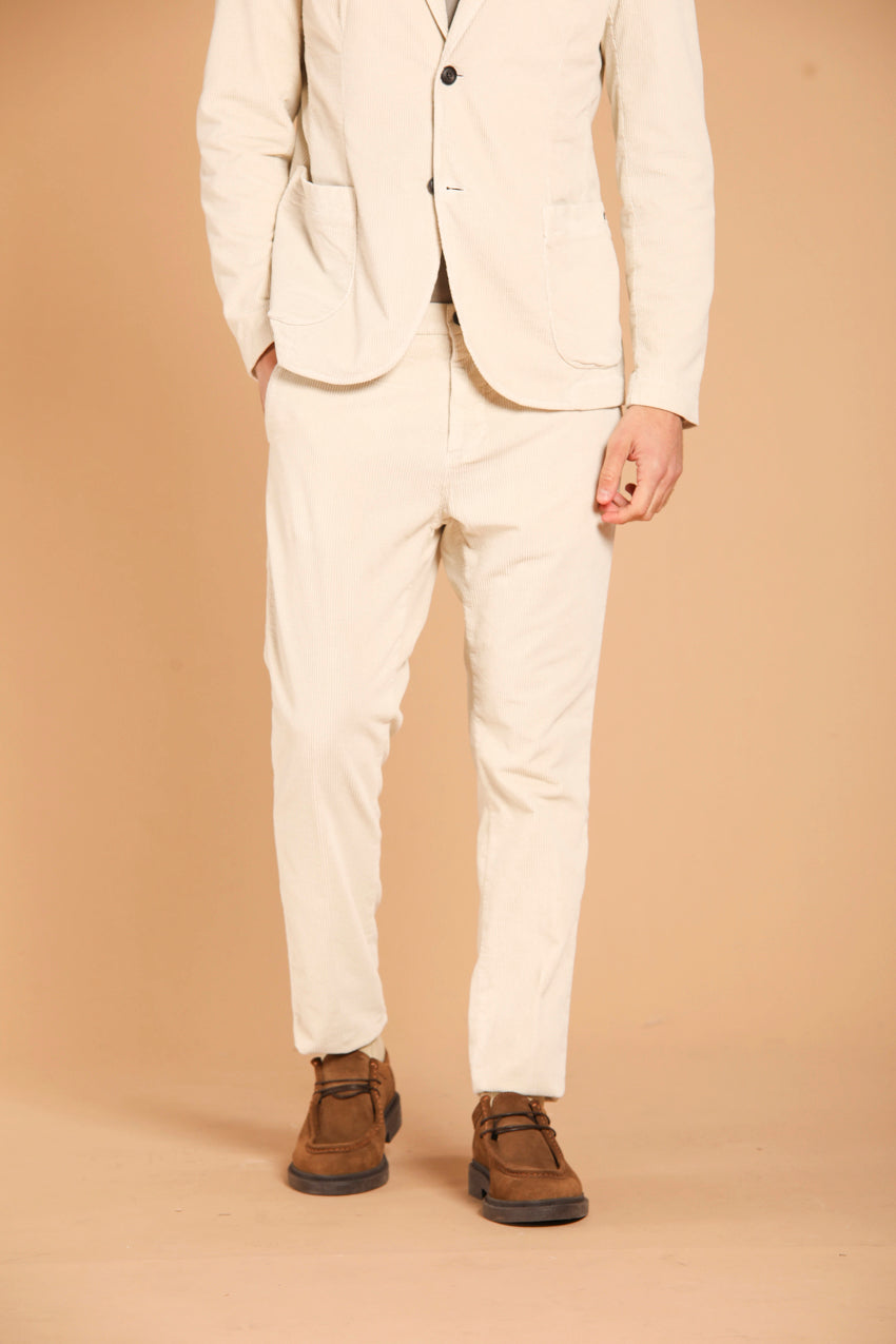 immagine 1 di pantalone chino uomo modello Osaka Style, di colore stucco, carrot fit di mason's