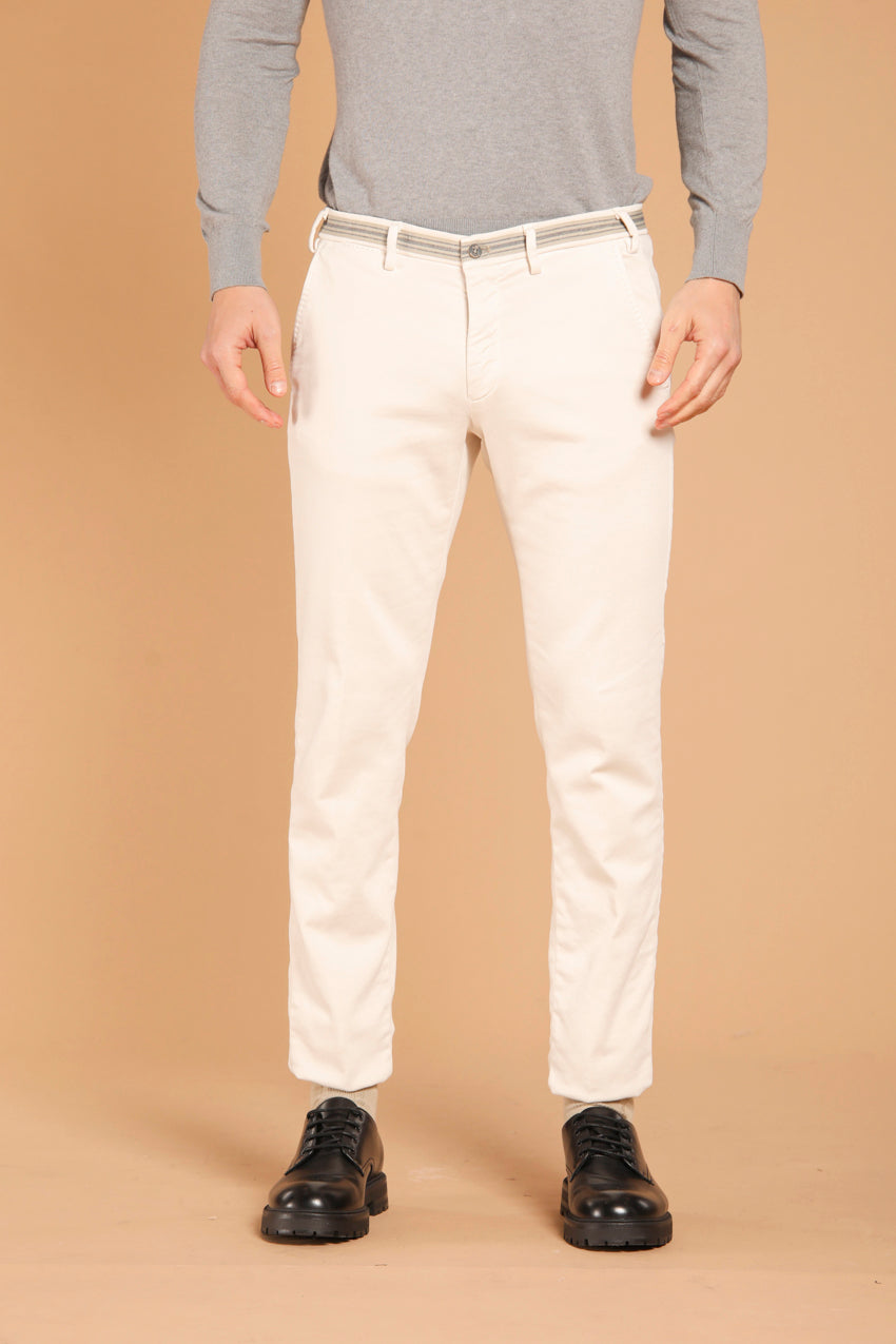 immagine 1 di pantalone chino uomo modello Torino Golf in raso, di colore bianco, fit slim di mason's