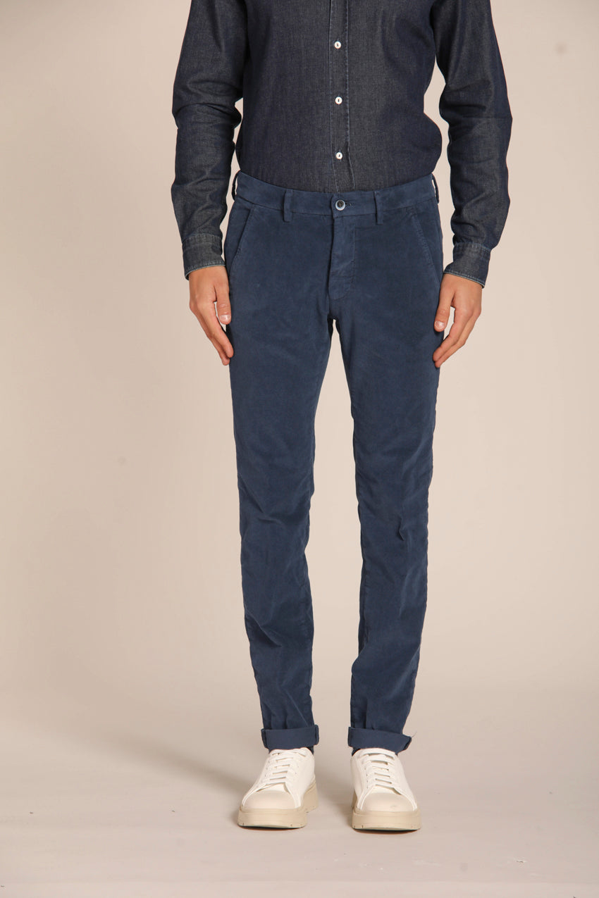 immagine 1 di pantalone chino uomo, modello Torino Style, in velluto 1500 righe, di colore blu navy fit slim di mason's