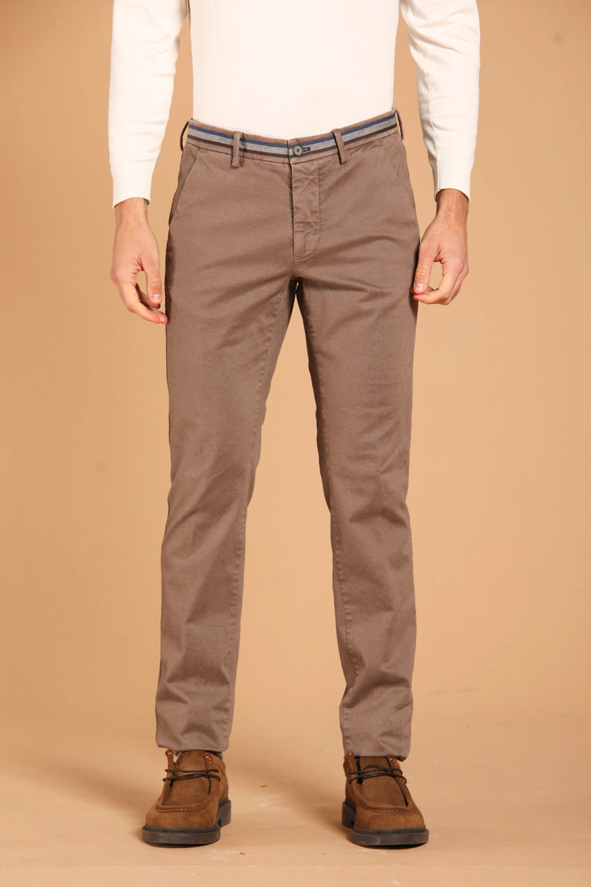 immagine 1 di pantalone chino uomo modello Torino Winter in gabardina di colore cacao, fit slim di Mason's