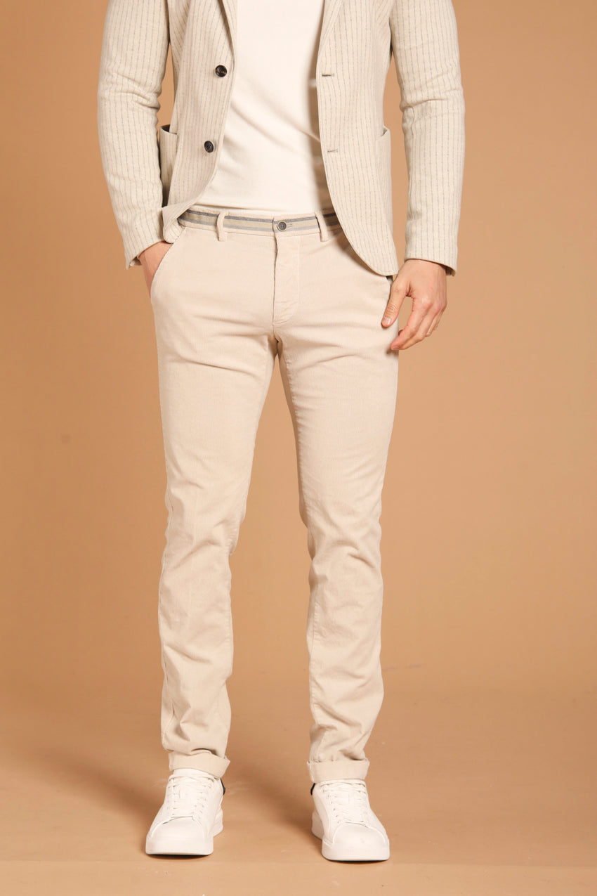 immagine 1 di pantalone chino uomo, modello Torino Winter, in velluto 1000 righe, di colore ghiaccio, slim fit di Mason's